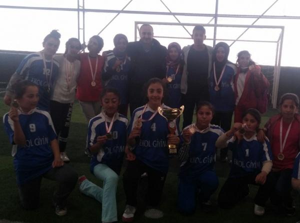 Kız Öğrencilerimiz Bitlis İl Geneli Futbol Turnuvasında 1. oldular.